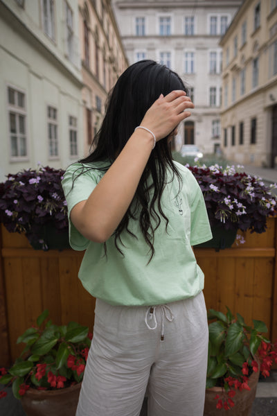 Mädchen mit nachhaltigen Shirt aus Wien