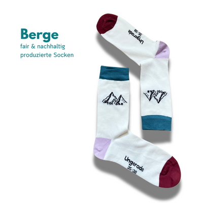 Nachhaltige Socken mit Berge  Motiv auf weißem Hintergrund