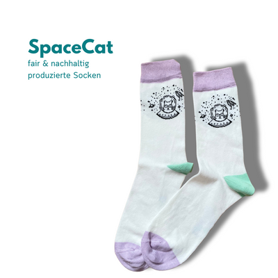 Nachhaltige Socken mit SpaceCat Motiv auf weißem Hintergrund