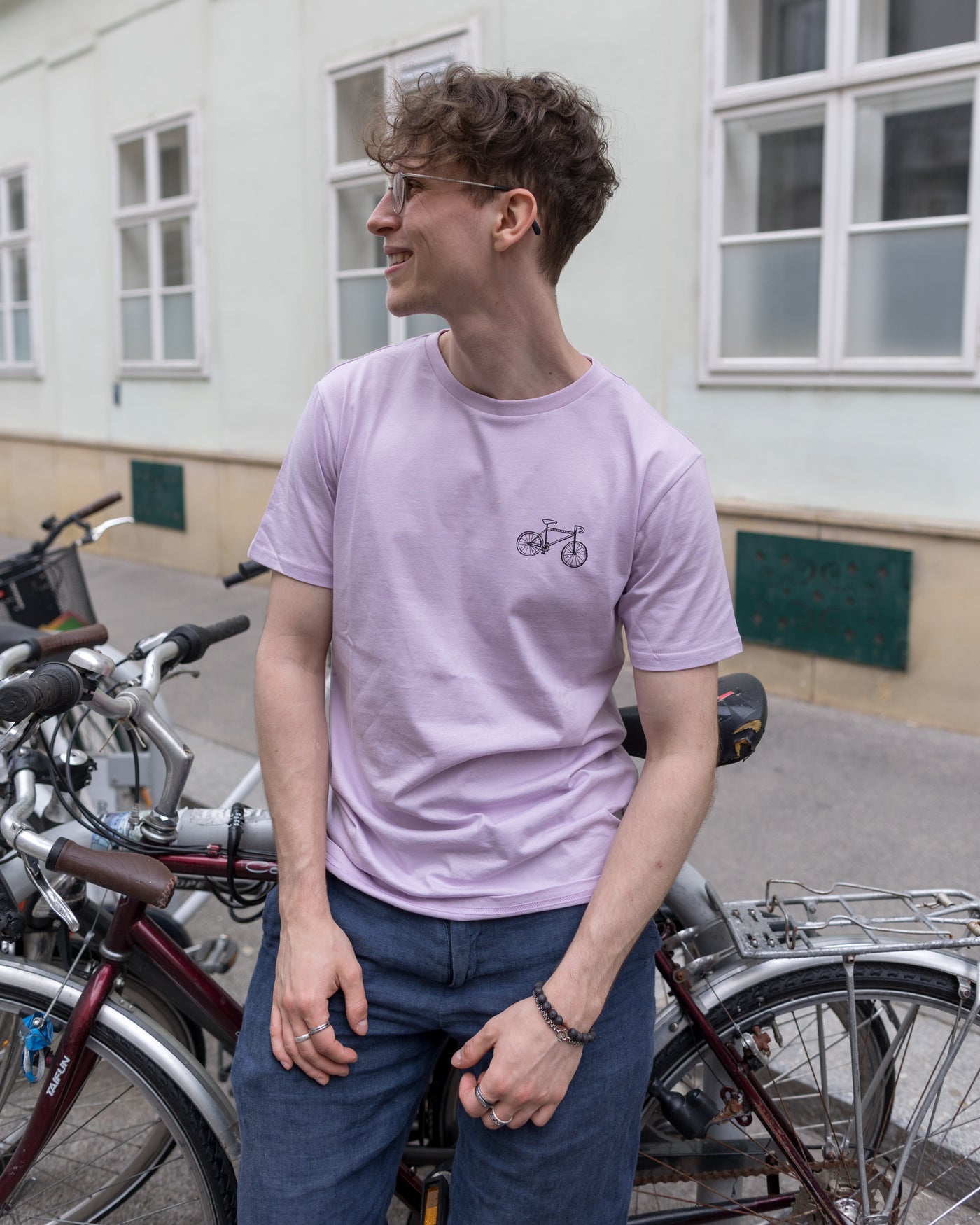 Mann mit lavenderfarbigem nachhaltigsten T-Shirt in Wien 