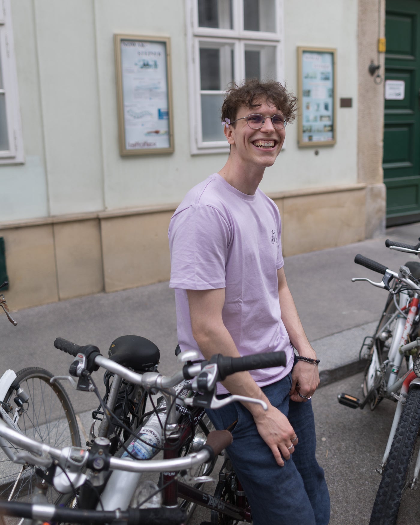 Mann mit lavenderfarbigem nachhaltigsten T-Shirt in Wien 