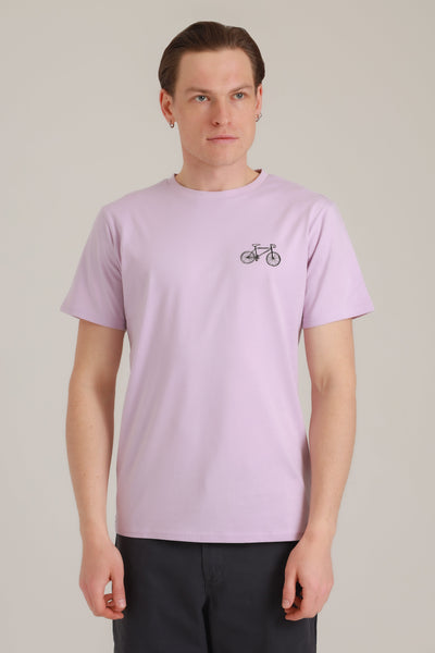 Mann in nachhaltigem Shirt in Lavender mit Bike-Motiv aus Wien von vorne