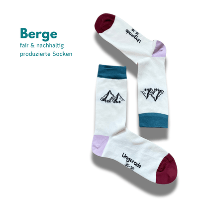 Nachhaltige Socken mit Berge  Motiv auf weißem Hintergrund