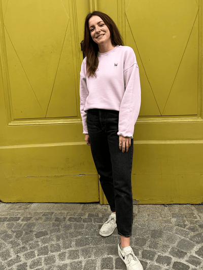 Frau in fairem Sweateshirt in Lavender mit CoolPaka-Motiv aus Wien