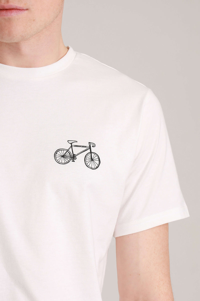 Close Up von fairem Shirt in Weiß mit Bike-Motiv 