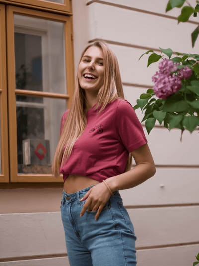 Frau mit nachhaltigem rosa Baumwollshirt mit Fahrradmotiv von vorne 