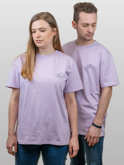 Mann und Frau mit lavenderfarbenem Baumwollshirt mit SpaceCat-Motiv von vorne 