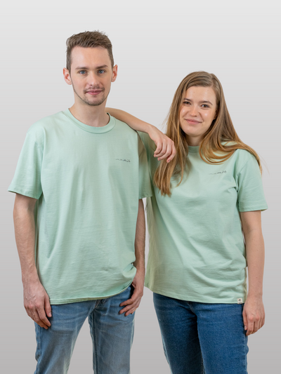 Mann und Frau mit hellgrünem Baumwollshirt mit Katzen-Motiv von vorne 