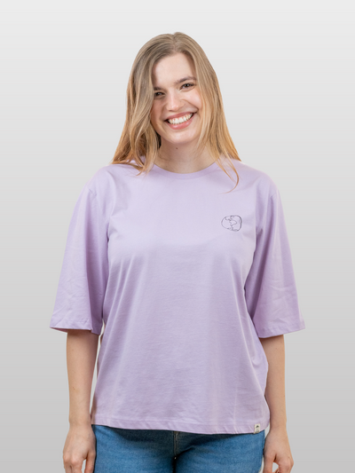 Frau mit nachhaltigem lilafarbenem Baumwollshirt mit Weltmotiv von vorne