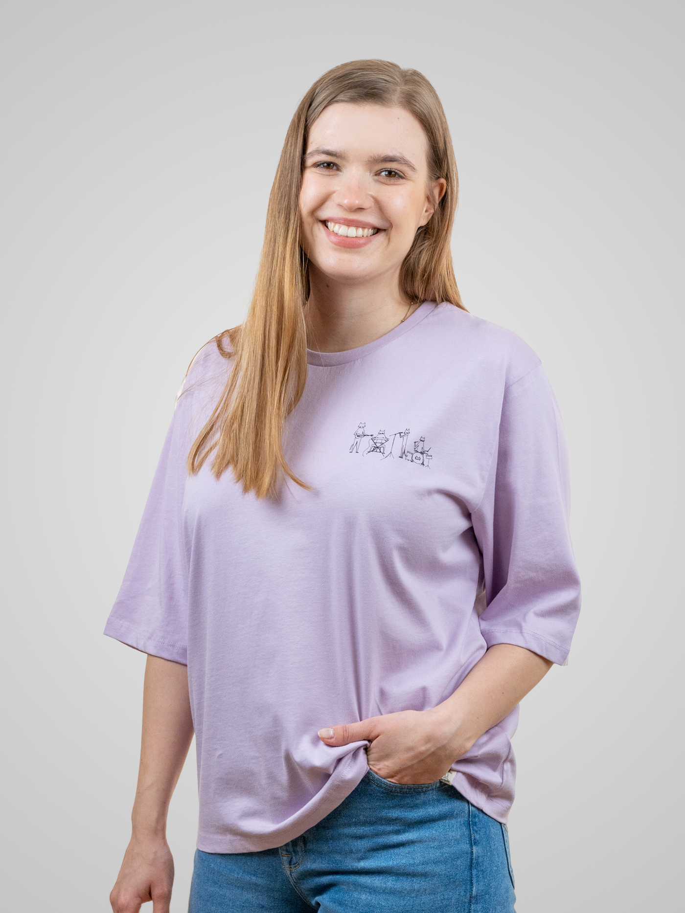 Frau mit nachhaltigen lavenderfarbigem Baumwollshirt mit Katzenbandmotiv von vorne 