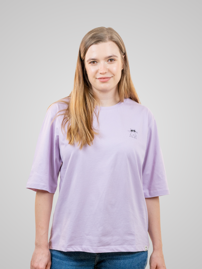 Frau mit nachhaltigem lavenderfarbenem Baumwollshirt mit CoolCatmotiv von vorne 