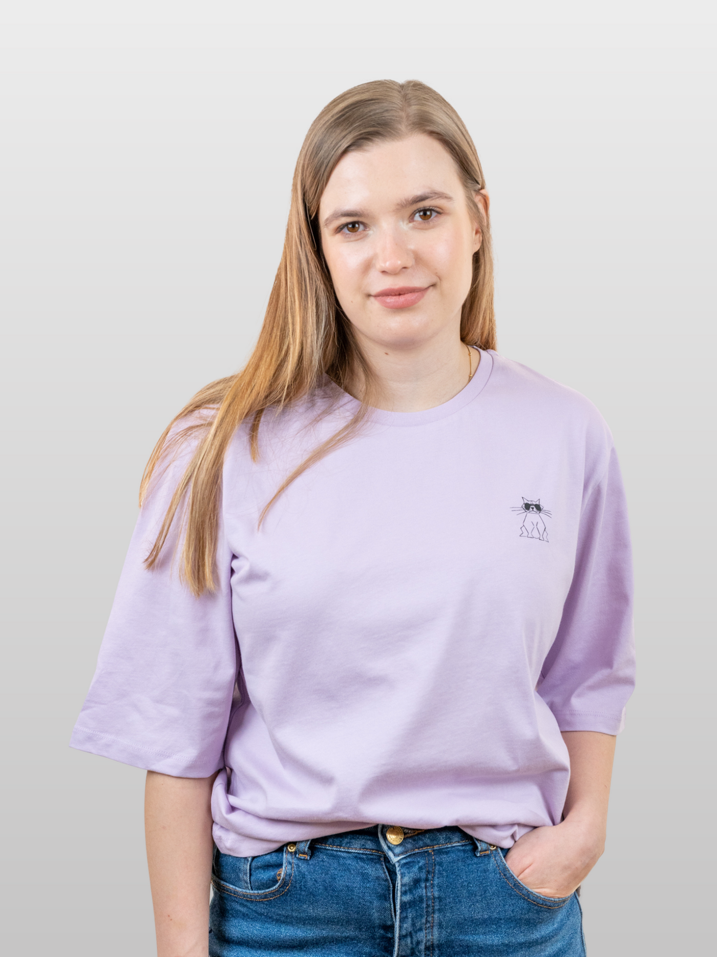Frau mit nachhaltigem lavenderfarbenem Baumwollshirt mit CoolCatmotiv von vorne 