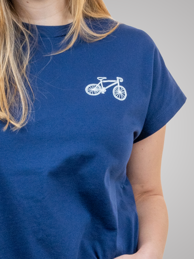 Close-Up-Aufnahme von Frau mit nachhaltigem dunkelblauen Baumwollshirt mit Fahrradmotiv drinnen von vorne 