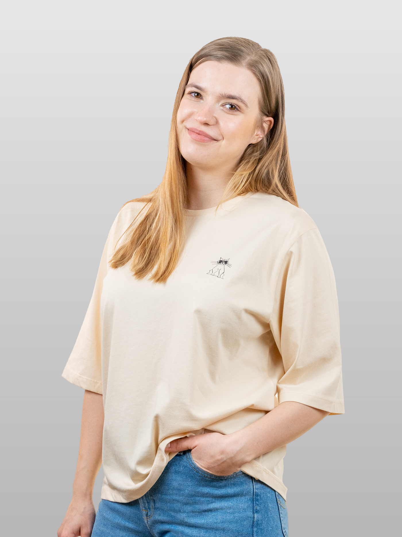 Frau mit nachhaltigem hellgelbem Baumwollshirt mit CoolCatmotiv von vorne 