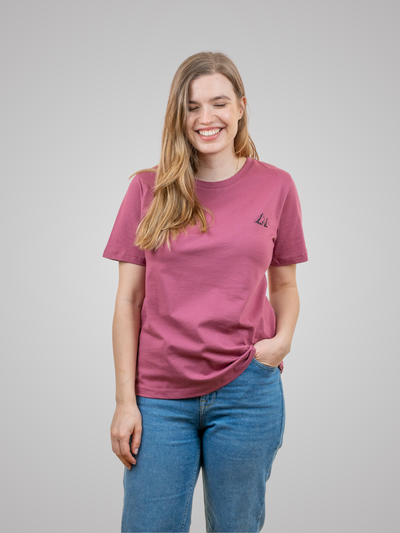 Frau mit nachhaltigem rosa Baumwollshirt mit Bergmotiv von vorne 