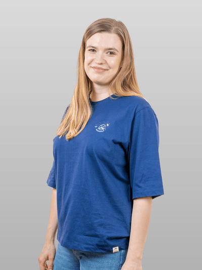 Frau mit nachhaltigem dunkelblauem Baumwollshirt mit SpaceCatmotiv von vorne 