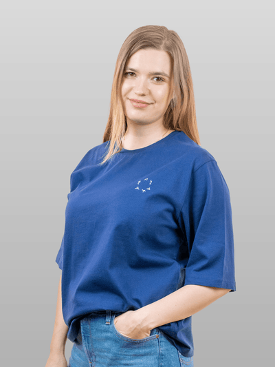 Frau mit nachhaltigem rosa Baumwollshirt mit Yogamotiv von vorne 