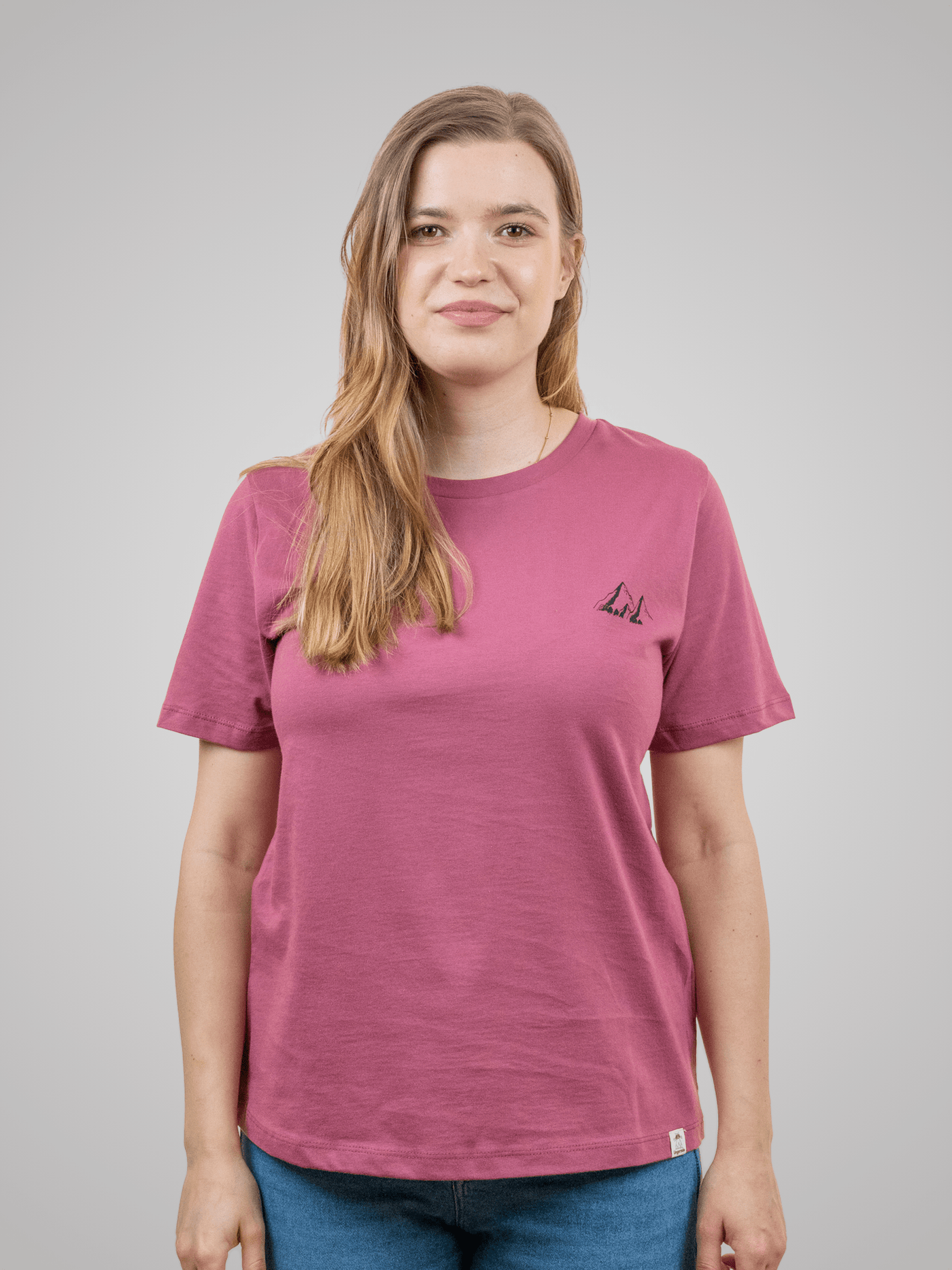 Frau mit nachhaltigem rosa Baumwollshirt mit Bergmotiv von vorne 