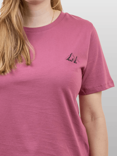 Close-Up Frau mit nachhaltigem rosa Baumwollshirt mit Bergmotiv von vorne 