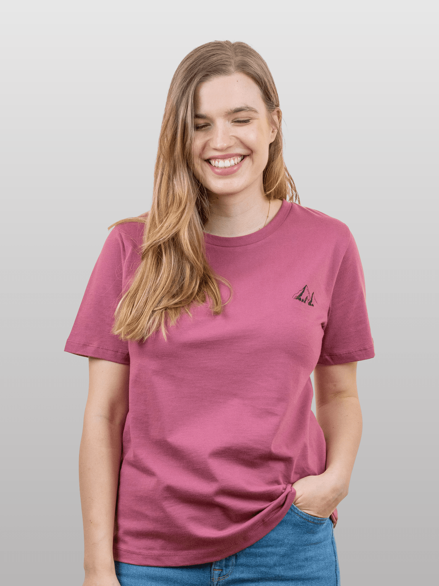 Frau mit nachhaltigem rosa Baumwollshirt mit Bergmotiv von vorne 