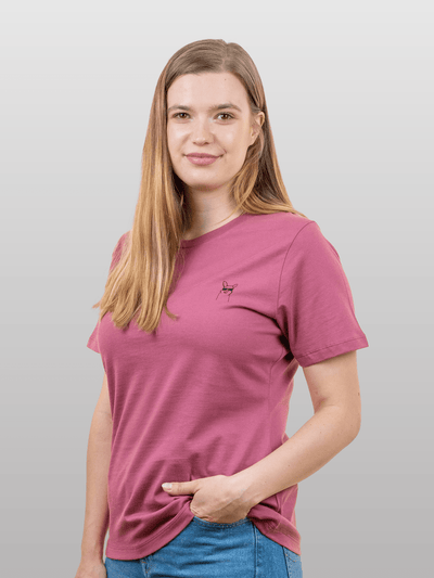 Frau mit nachhaltigem rosa Baumwollshirt mit Coolpakamotiv drinnen von vorne 